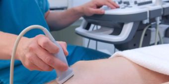 Mithilfe der Sonografie können organische Gewebe bzw. Weichteile untersucht werden. Sonografie des Knies