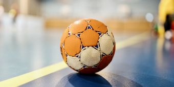 Asklepios fungiert seit der Saison 2022/2023 als Medical Partner des HSVH. Handball Ball
