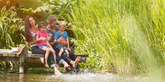 Familie planscht am See Bild: glückliche Familie verbringt Freizeit gemeinsam