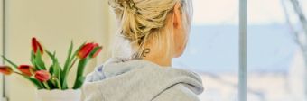 Frau schaut aus dem Fenster Frau schaut aus dem Fenster