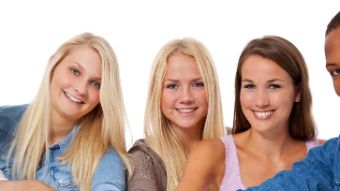 Ausbildung: Fünf junge Leute lächeln in die Kamera Foto: Fünf junge Leute lächeln in die Kamera