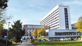 Blick auf die Aussenansicht der Asklepios Klinik Wandsbek