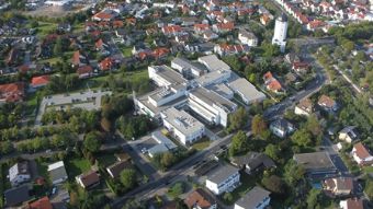 Bild: Klinik Ansicht Luftbild mit Turm