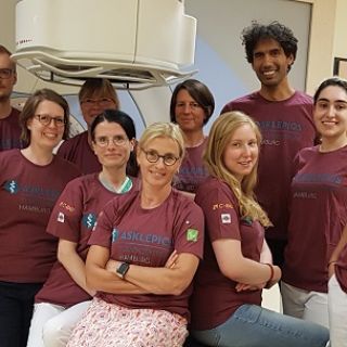  Bild: Das Team der Strahlentherapie in der Asklepios Klinik St. Georg unter der Leitung von Priv.-Doz. Dr. Silke Tribius (vorne/mittig) bereitet sich auf die Teilnahme bei „Rudern gegen Krebs“ vor. 