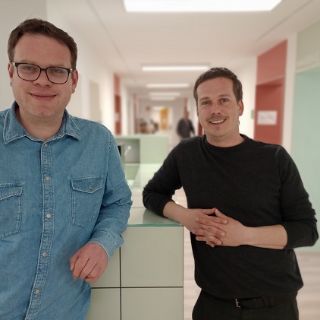 Bild: Freuen sich über moderne Praxisräume: Standortleiter MVZ Nord Dominique Folie und Philipp Noack, Geschäftsführender Direktor des Asklepios Klinikums Harburg. 