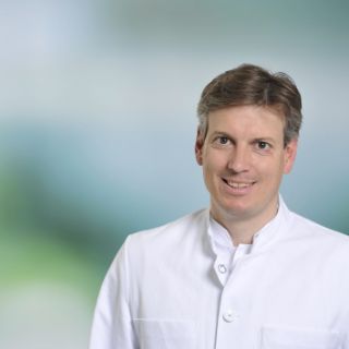 : Prof. Dr. Klaus Herrlinger, Chefarzt der Inneren Medizin I und Ärztlicher Direktor der Asklepios Klinik Nord – Heidberg 