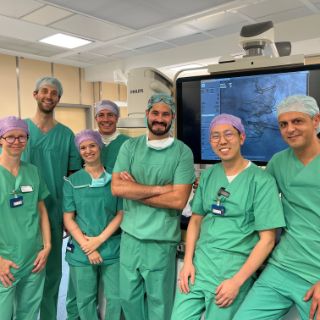 Bild: Herzspezialist:innen in der Asklepios Klinik St. Georg (Hamburg) haben Anfang Juli 2024 Patienten mit einer neuartigen Herzklappenprothese versorgt, das Teamfoto zeigt (v.l.n.r.) Ina Baldy, Funktionsleitung Hybrid-OP; Dr. med. Timm Ubben, Oberarzt Kardiologie; Kristina Veltrup, Koordinatorin Klappentherapien; Dr. med. Florian Kürzel, Oberarzt Anästhesiologie; Dr. med. Eike Tigges, Leitender Oberarzt Kardiologie; Dr. med. Da-Un Chung, Oberarzt Kardiologie; Priv.-Doz. Dr. med. Samer Hakmi, Chefarzt Herzchirurgie
