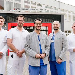 Das Experten-Team des Asklepios Klinikums Harburg (v.l.n.r.): Prof. Dr. Kilian Reising (Chefarzt Klinik für Orthopädie und Unfallchirurgie), Kay von Gadow (Oberarzt Endoprothetik), Dr. Stefan Fischer (Leitender Oberarzt Klinik für Diagnostische und Interventionelle Radiologie, Neuroradiologie), Dr. Oliver Natho (Leitender Oberarzt Klinik für Diagnostische und Interventionelle Radiologie, Neuroradiologie) und Prof. Dr. Axel Wetter (Chefarzt Klinik für Diagnostische und Interventionelle Radiologie, Neuroradiologie) (Foto: Asklepios) 