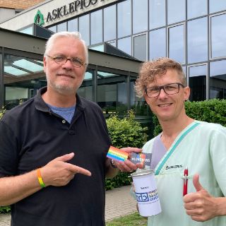 Gemeinsam für Toleranz und Akzeptanz – Steve Behrmann vom Magnus Hirschefeld Centrum und Jochen Kasch (Stoma-Therapeut, Asklepios Klinik Barmbek) (Foto Asklepios)