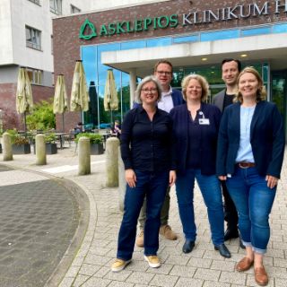 Bild: v.li.): Projektleiterin A: aufklaren, Juliane Tausch, Oberärztin der Eltern-Kind-Station, Brit-Meike Fischer-Pinz, A: aufklaren-Koordinatorin Daniela Oltmann. (2. Reihe v.li.) Geschäftsführender Direktor Phillip Noack und Chefarzt PD Dr. Daniel Schöttle. 