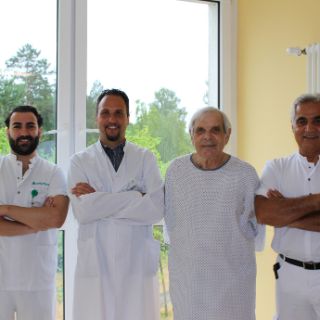 Bild: Die Operateure mit dem glücklichen Patienten: v.l.n.r. Feras Jawish, PD Dr. Marwan Youssef und Dr. Sina Moshar 