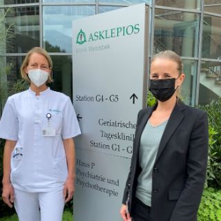 Oberärztin Christine Fock und Geschäftsführende Direktorin Catharina Schlaeger 