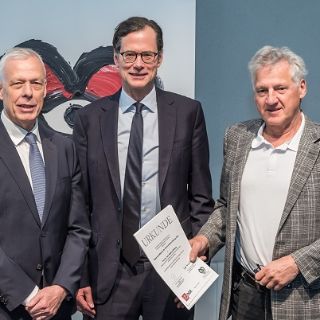 Bild: (v.l.): Prof. Dr. Thomas Voigtländer, Vorstandsvorsitzender der Deutschen Herzstiftung, Preisträger Prof. Dr. Stephan Willems, Prof. Dr. Armin Welz, Vorsitzender Wissenschaftlicher Beirat der Deutschen Stiftung für Herzforschung 