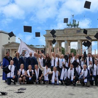 ACH Absolventen bei Diplomfeier vor dem Brandenburger Tor