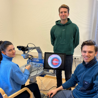 dr. Joel Lüthy mit Studierenden am Eyesi Simulator Ophthalmochirurgie