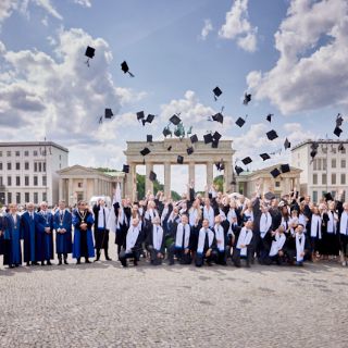 Bild: Diplomfeier 2023 Studierende vorm Brandenburger Tor