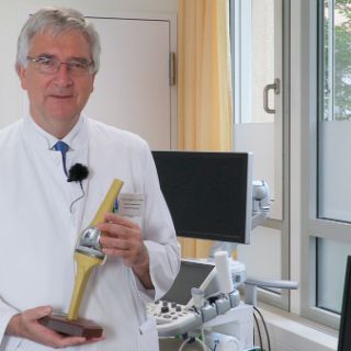 Prof. Grifka mit Knie-TEP