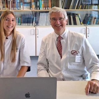 Prof. Grifka mit den Doktorandinnen