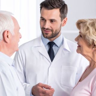 Arzt im Gepräch mit Patienten
