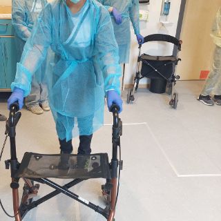 Das Bild zeigt ein Kind, das mit einer sogenannten Altersbrille versehen einen Rollator schiebt
