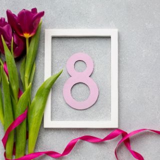 Bild: Ein Strauß Tulpen und ein Bilderrahmen mit einer Acht darin