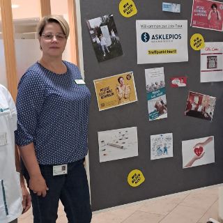 Mitarbeiter:innen mit der Infoformations-Pinnwand für die Jobtour