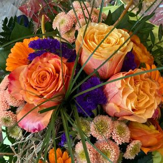 Das Bild zeigt einen Blumenstrauß von oben