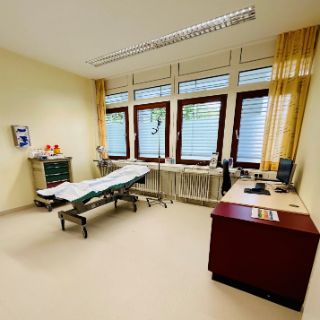 Bild: Man sieht einen sogenannten Triage-Raum der Asklepios Stadtklinik Bad Tölz Notaufnahme. Hier wird eine Ersteinschätzung getroffen für alle eintreffenden Patienten und ihre Beschwerden anhand der Manchester-Triage eingeteilt.