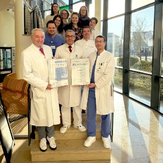 Das Motiv zeigt die Verantwortlichen für das Alterstraumazentrum und Truamazentrum