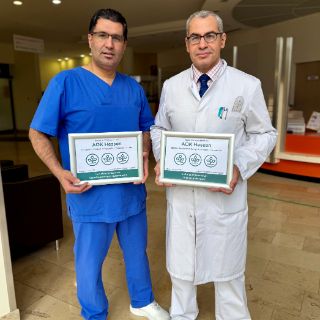 Das Motiv zeigt die beiden Chefärzte mit ihrer Urkunde