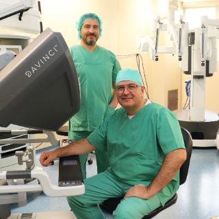 Spezialisten für robotische Chirurgie: Firas Oliver Khayat-Noucco (hinten) und Dr. Dimitrios Skambas