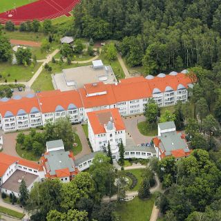 Asklepios Klinik Birkenwerder, Luftbild mit Sportplatz