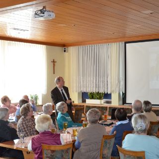 Bild: Dr. Möller bei Schmidmühlener Senioren