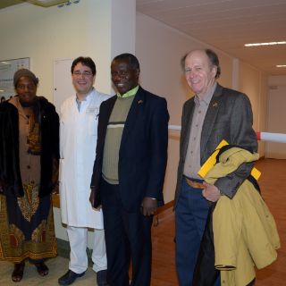 Bild: Dr. Glöckner mit den Gästen aus Tansania