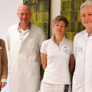Klinik-Geschäftsführerin Kathrin Hofstetter, Frank Brose, Happy Ausmeier und Dr. Gary Haller 