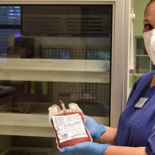 Desirée Decking-Ott vor dem fast leeren Schrank mit Blutkonserven im Labor der Klinik