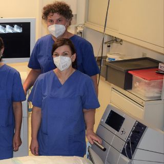 Dr. Josef Zäch (2. von rechts) und sein Endoskopie-Team mit dem neuen C-Bogen. 