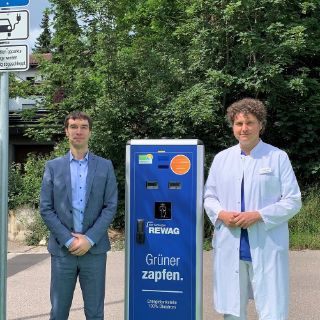 Andreas Neumann (links) und der Ärztliche Direktor der Klinik, Dr. Josef Zäch bei der E-Ladesäule mit zwei Anschlüssen. 