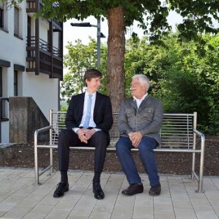 Krankenhaus-Förderverein spendet fünf Sitzbänke