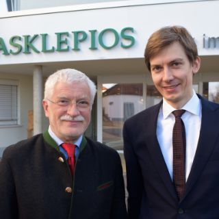 Foto: Dr. Franz Josef Riedhammer (li) und Felix Rauschek (Foto: Asklepios im Städtedreieeck)