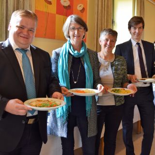 (Paula Loibl), Felix Rauschek, Maria Steger, Dr. Susanne Plank und Thomas Gesche waren überzeugten sich von der Qualität der Speisen in der Asklepios Klinik im Städtedreieck (v.r.)