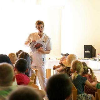 Kindergaerten zu Besuch im Krankenhaus