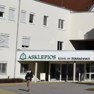 Der Haupteingang der Klinik