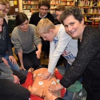 Asklepios Klinik im Städtedreieck organisierte Reanimationstraining am Gymnasium