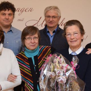 Anita Rickl, Dr. Josef Zäch, Dorothea Gebauer, Dr. Albert Pronath, Helga Althammer, Dr. Franz Josef Riedhammer. Zum Abschied gab es Blumen für die scheidende Vorsitzende.
