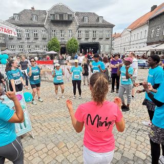 Erfolgreicher Tag beim #GoslarerAltstadtlauf für Asklepios : Mehr als 28 Läuferinnen und Läufer der Asklepios #Harzkliniken liefen an diesem Sonntag in Goslar mit, hier trainiert Lauf-Welt und -Europameisterin Miriam Paurat die Asklepios-Mitarbeitenden.