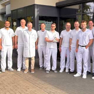 Freuen sich über die Auszeichnung: das gesamte Klinikteam, hier: Chefarzt Dr. med. Christian Liebau und sein Ärzte