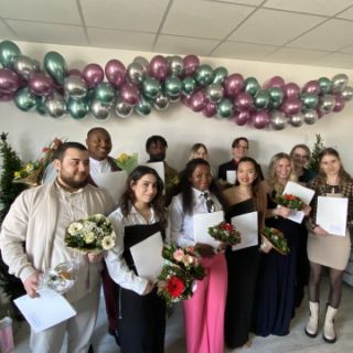 In feierlichem Rahmen verabschiedete das Asklepios Bildungszentrum Harz (BIZ) an den Standorten Seesen und Goslar insgesamt 16 Absolventinnen und Absolventen der Pflegeausbildung. Zahlreiche Mitarbeitende, Kolleginnen und Kollegen sowie Familien und Freunde nahmen an den Examensfeiern teil und würdigten gemeinsam die Leistungen der Auszubildenden.