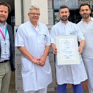 Freuen sich über die Auszeichnung mit der Zusatzqualifikation für Interventionelle Kardiologie: das Team der Kardiologie der Asklepios Harzkliniken, v. r. , Oberarzt Dr. med. Halit Popi,  Dr. Basheer Ziadeh, Leiter der Interventionellen Kardiologie , Prof. Dr. med. Thomas Wittlinger, Chefarzt der Medizinischen Klinik I, sowie Klinikmanager Dorian Denner 