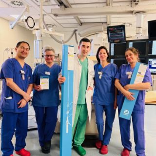 Das Bild zeigt Dr.med. Halit Popi (Mitte), Oberarzt der Kardiologie der Asklepios Harzkliniken, und sein Team, mit dem Kabellosen Herzschrittmacher